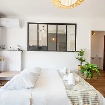 דירה 1-br With Terrace Palm Close To Beaches קאן